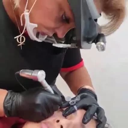 Mali werkt aan een correctie, met het handstuk in de hand